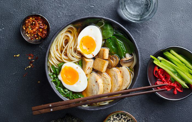 Ramen med kyckling och ägg