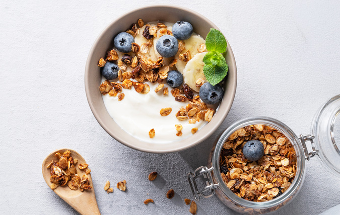 En skål med yoghurt, granola, blåbär och banan.